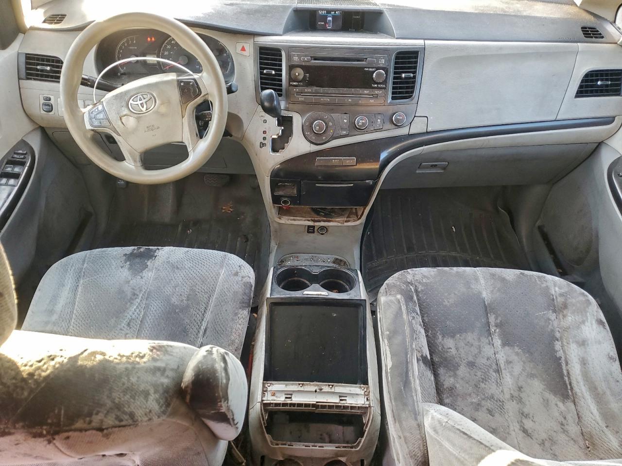 2011 TOYOTA SIENNA