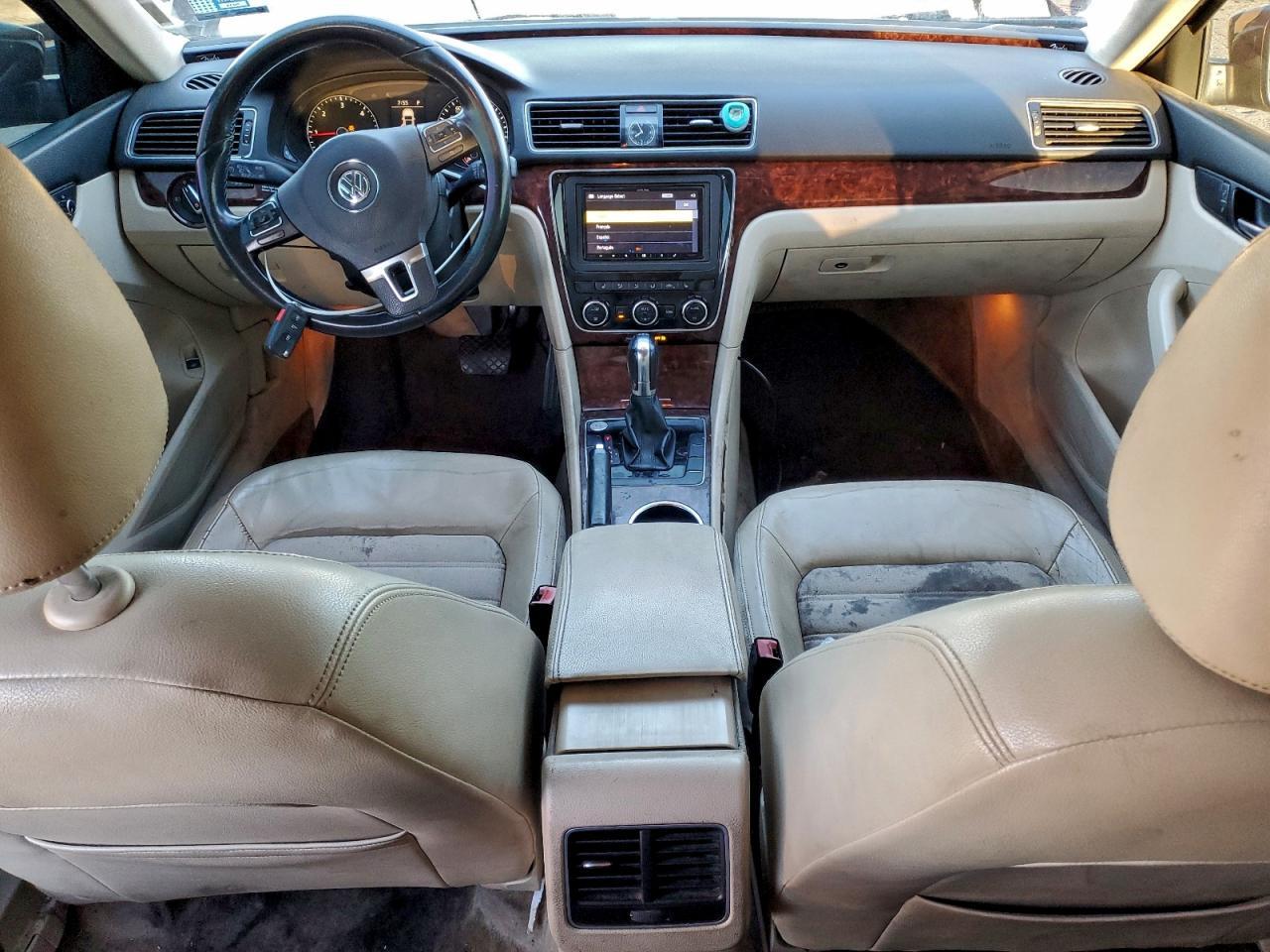 2013 VOLKSWAGEN Passat