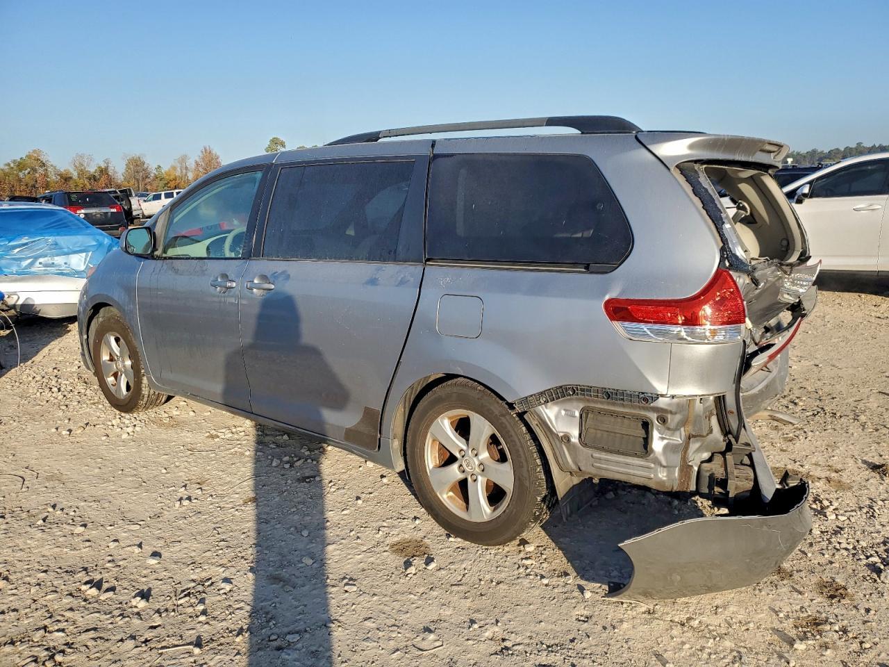 2011 TOYOTA SIENNA