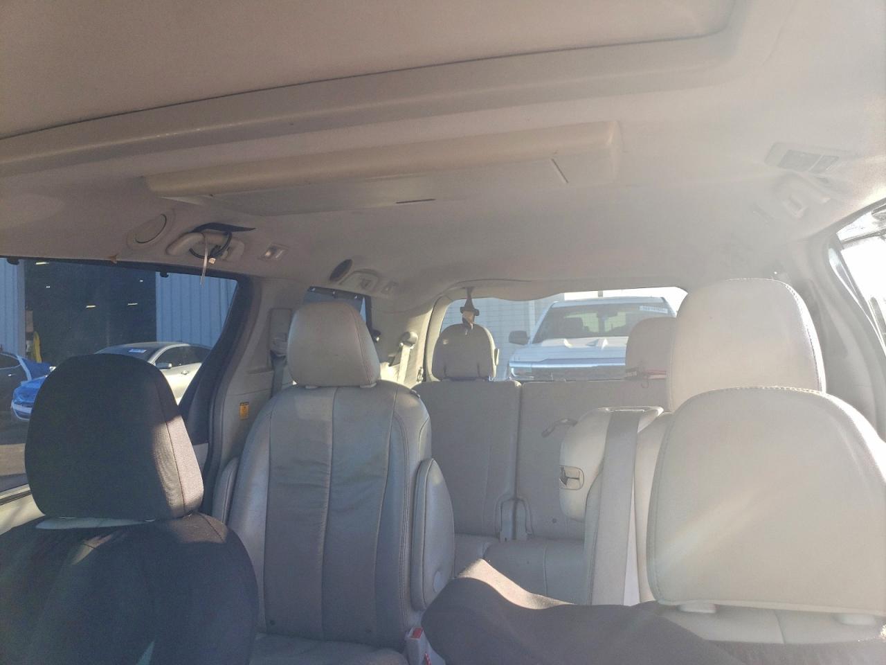 2012 TOYOTA SIENNA