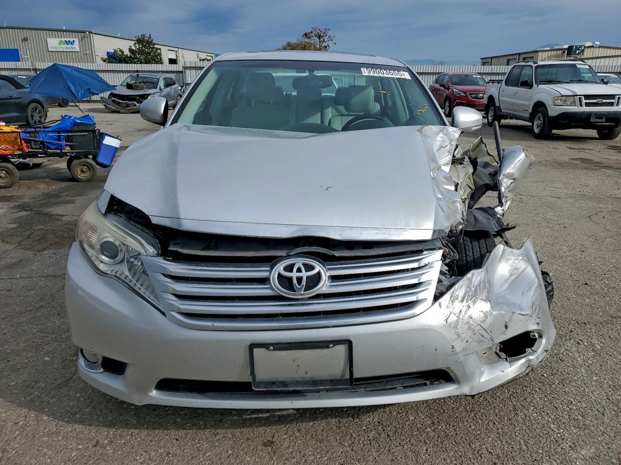 2011 TOYOTA Avalon