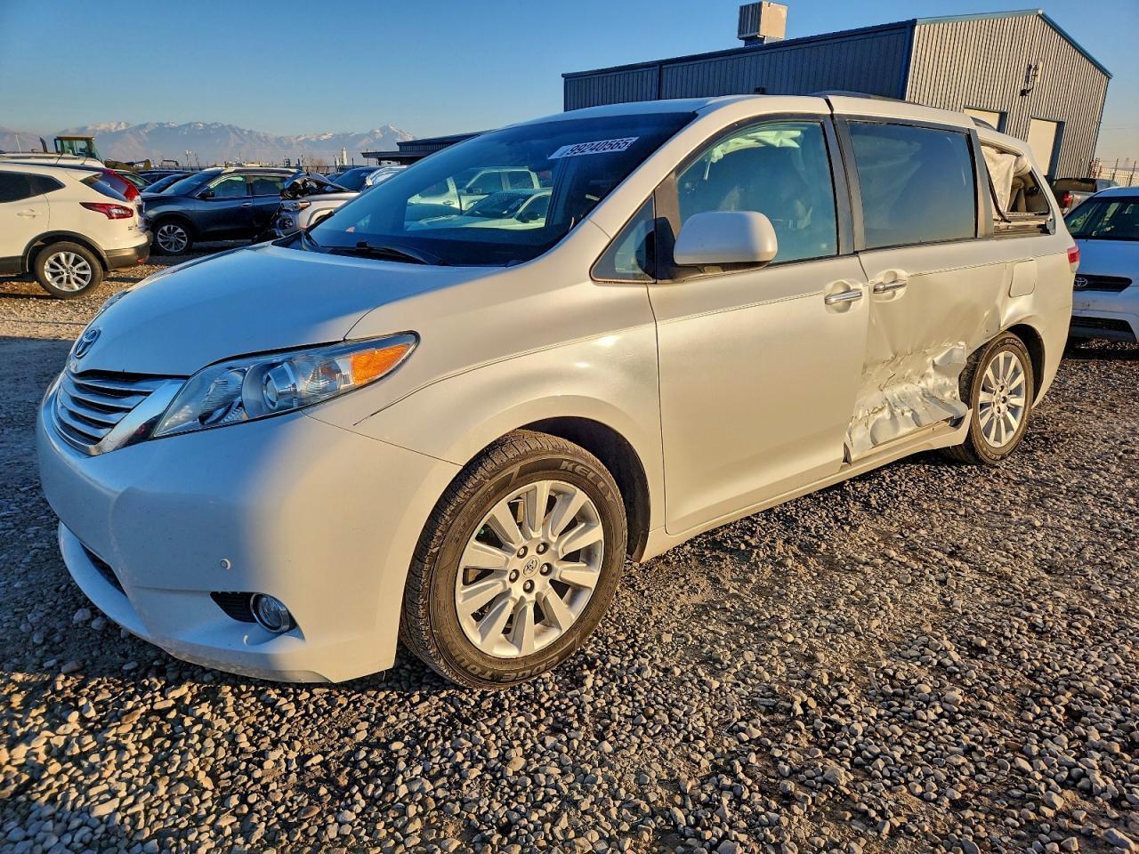 2011 TOYOTA SIENNA