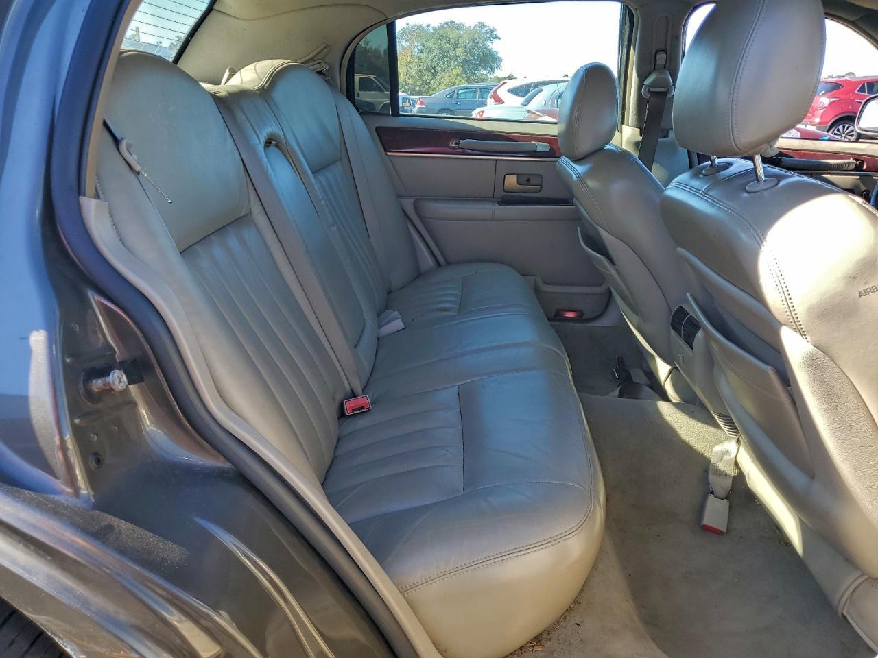 2004 LINCOLN Town Car