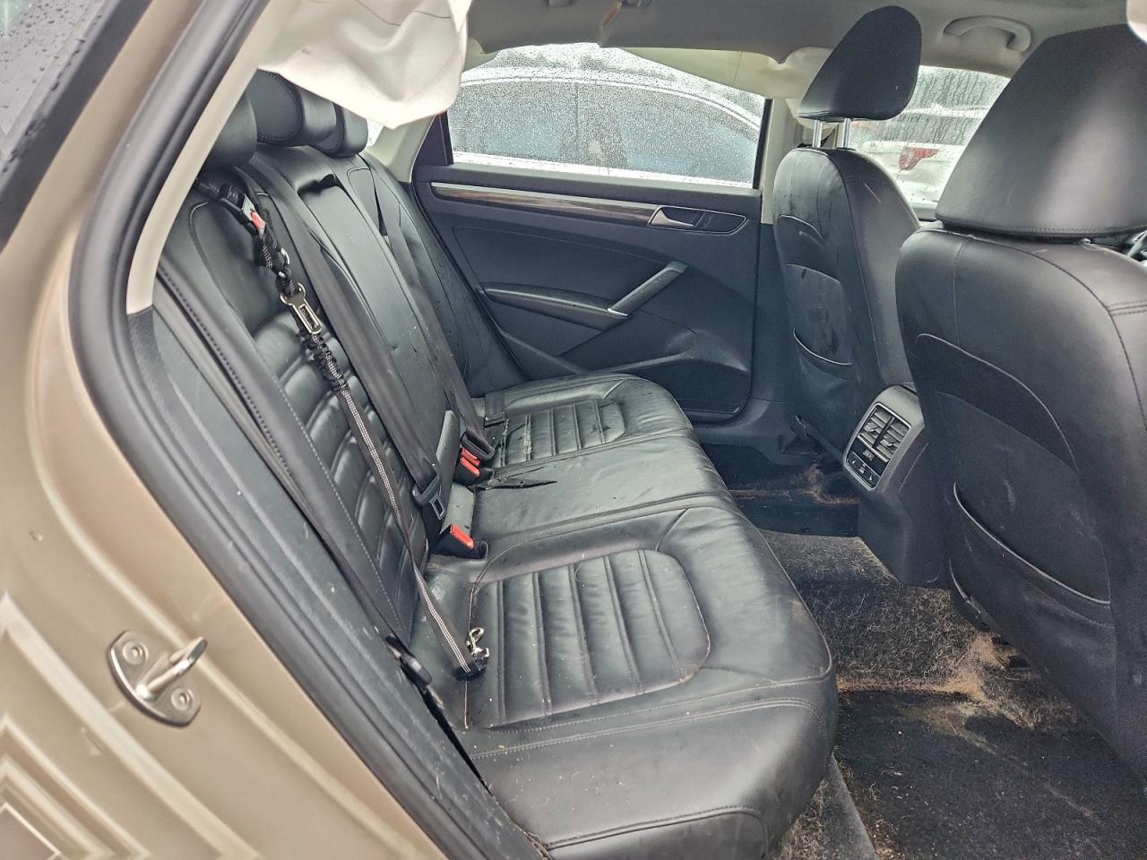2016 VOLKSWAGEN Passat