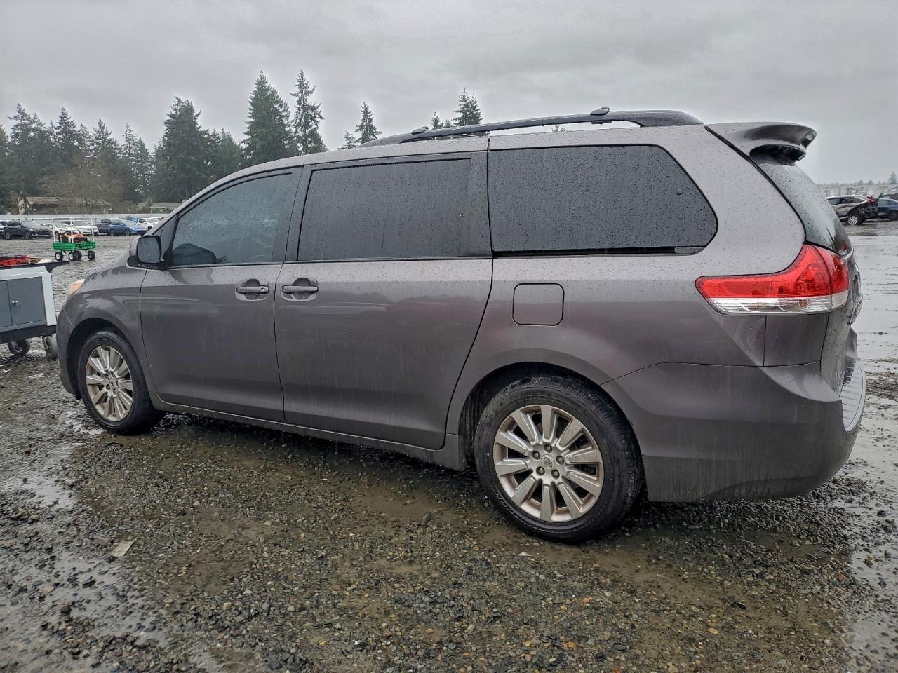 2011 TOYOTA SIENNA