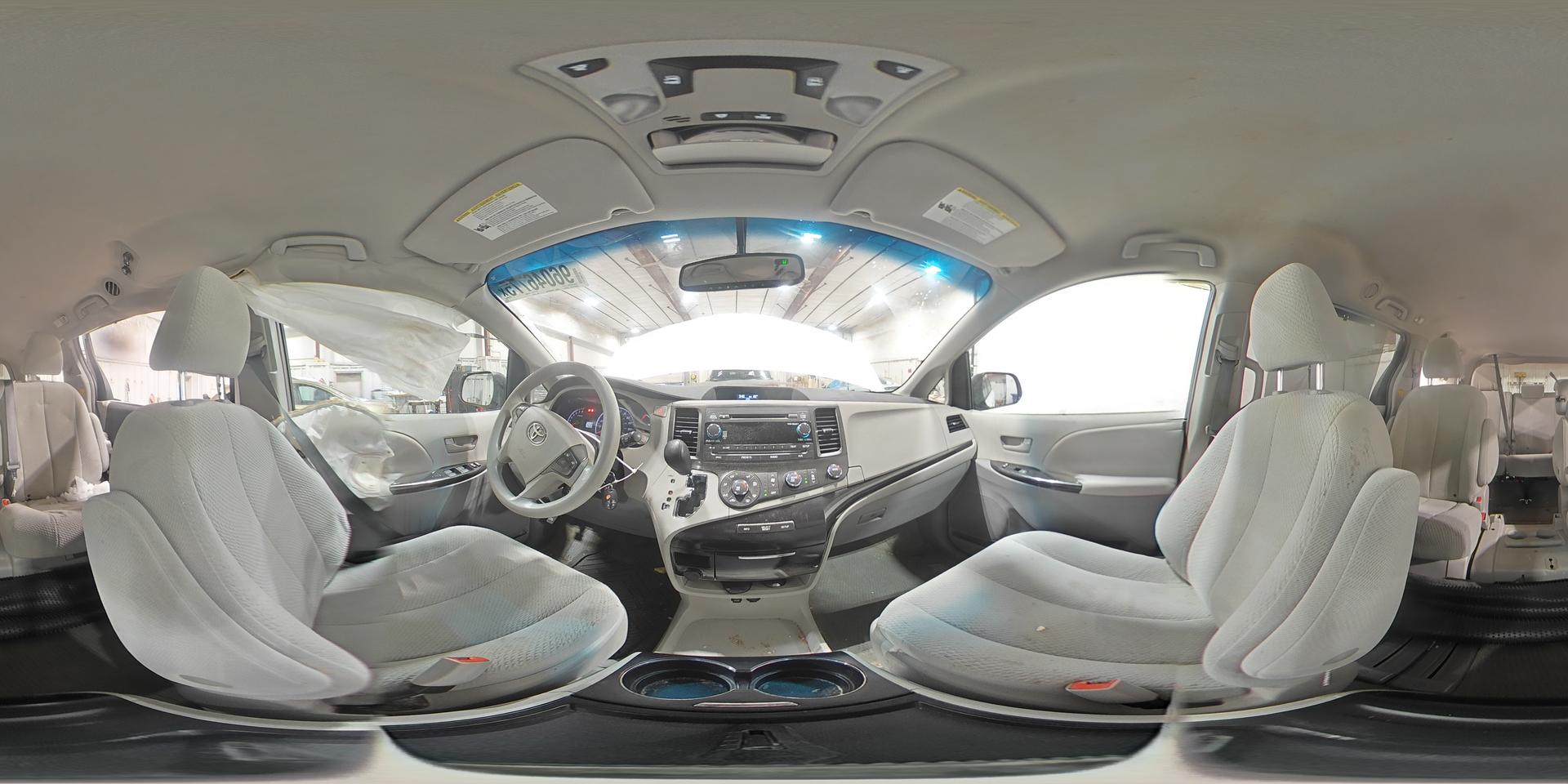 2011 TOYOTA SIENNA