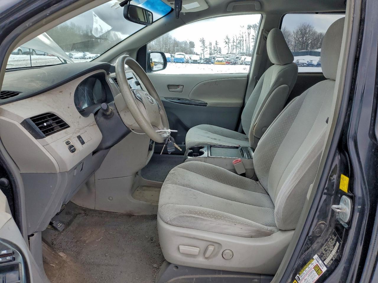 2011 TOYOTA SIENNA