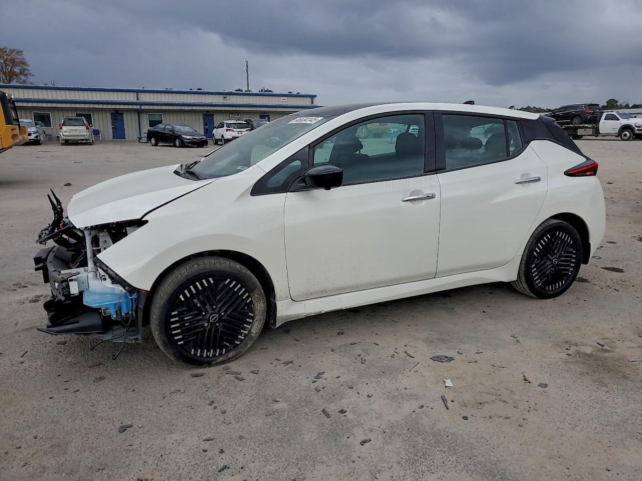 2023 NISSAN LEAF