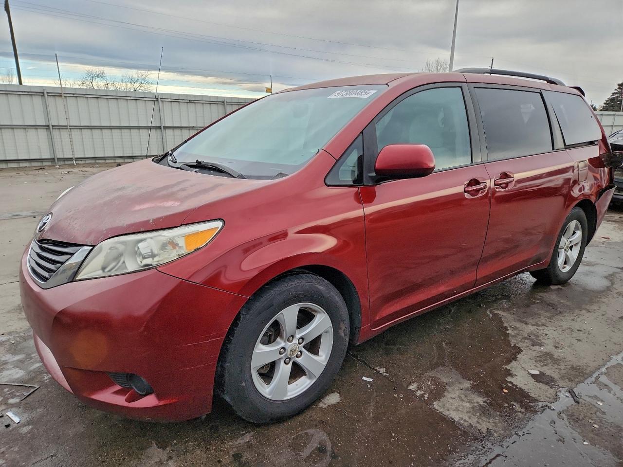2011 TOYOTA SIENNA