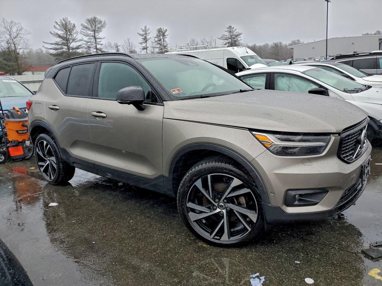 2022 VOLVO XC40
