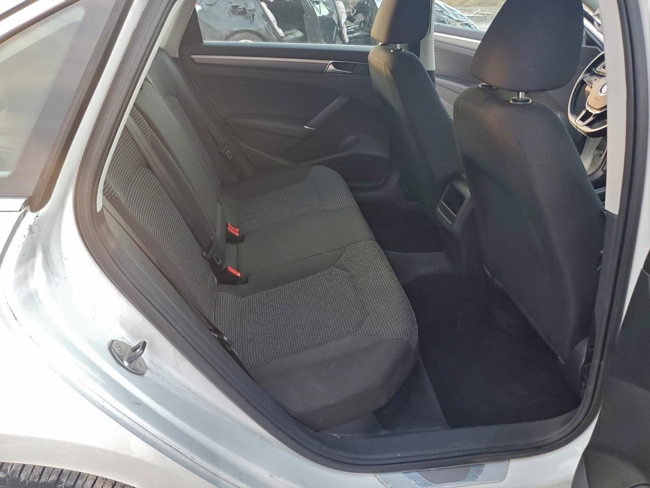 2016 VOLKSWAGEN Passat