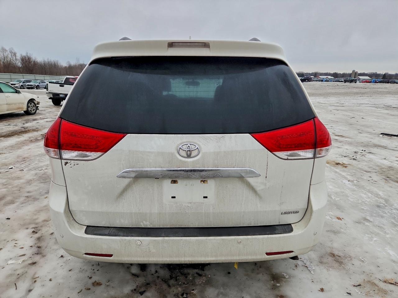 2011 TOYOTA SIENNA