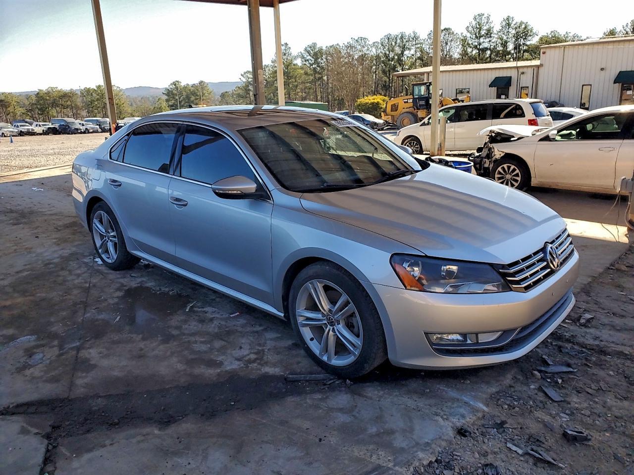 2012 VOLKSWAGEN Passat