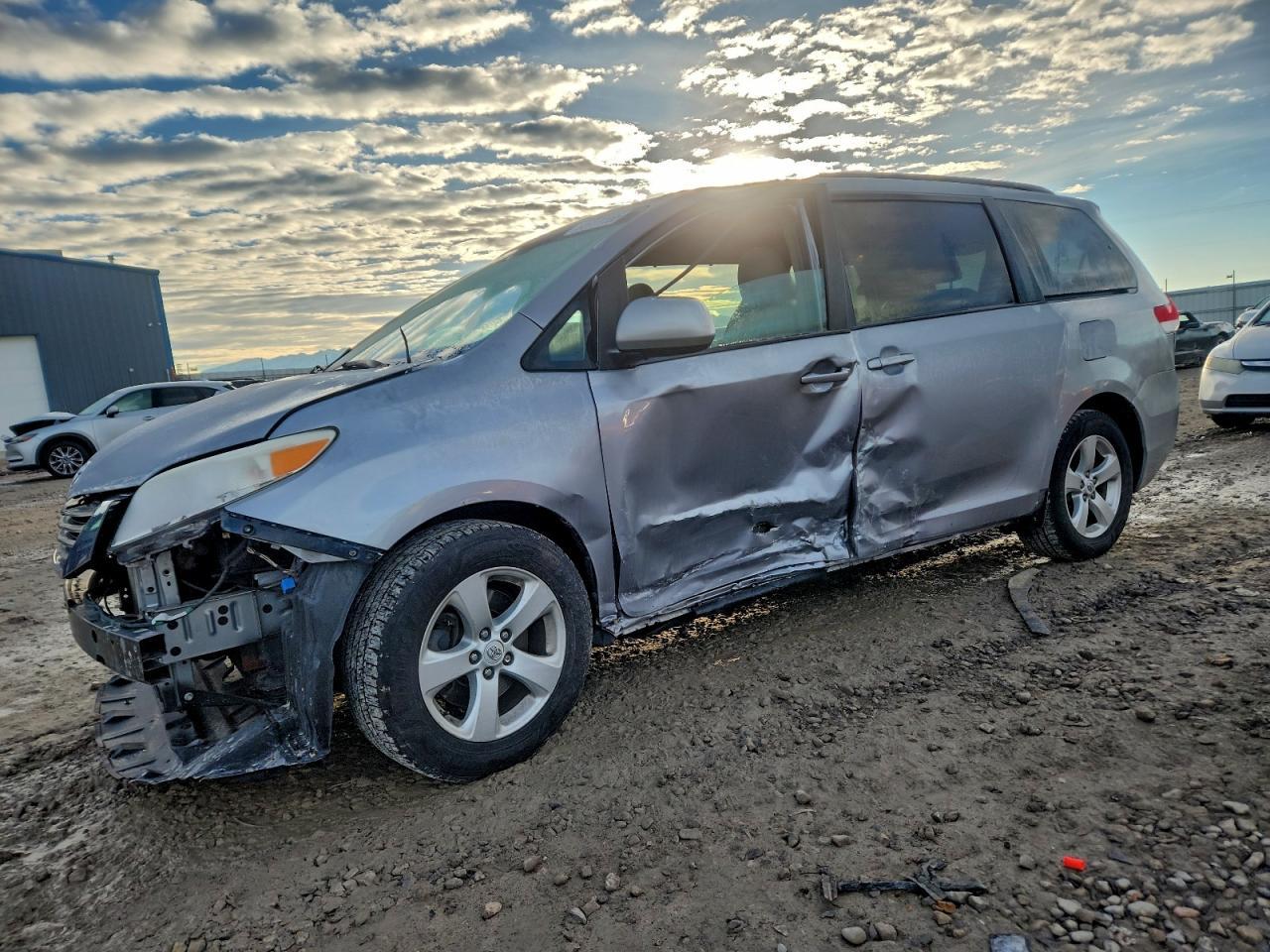 2012 TOYOTA SIENNA