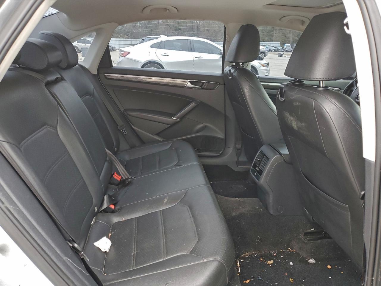 2016 VOLKSWAGEN Passat