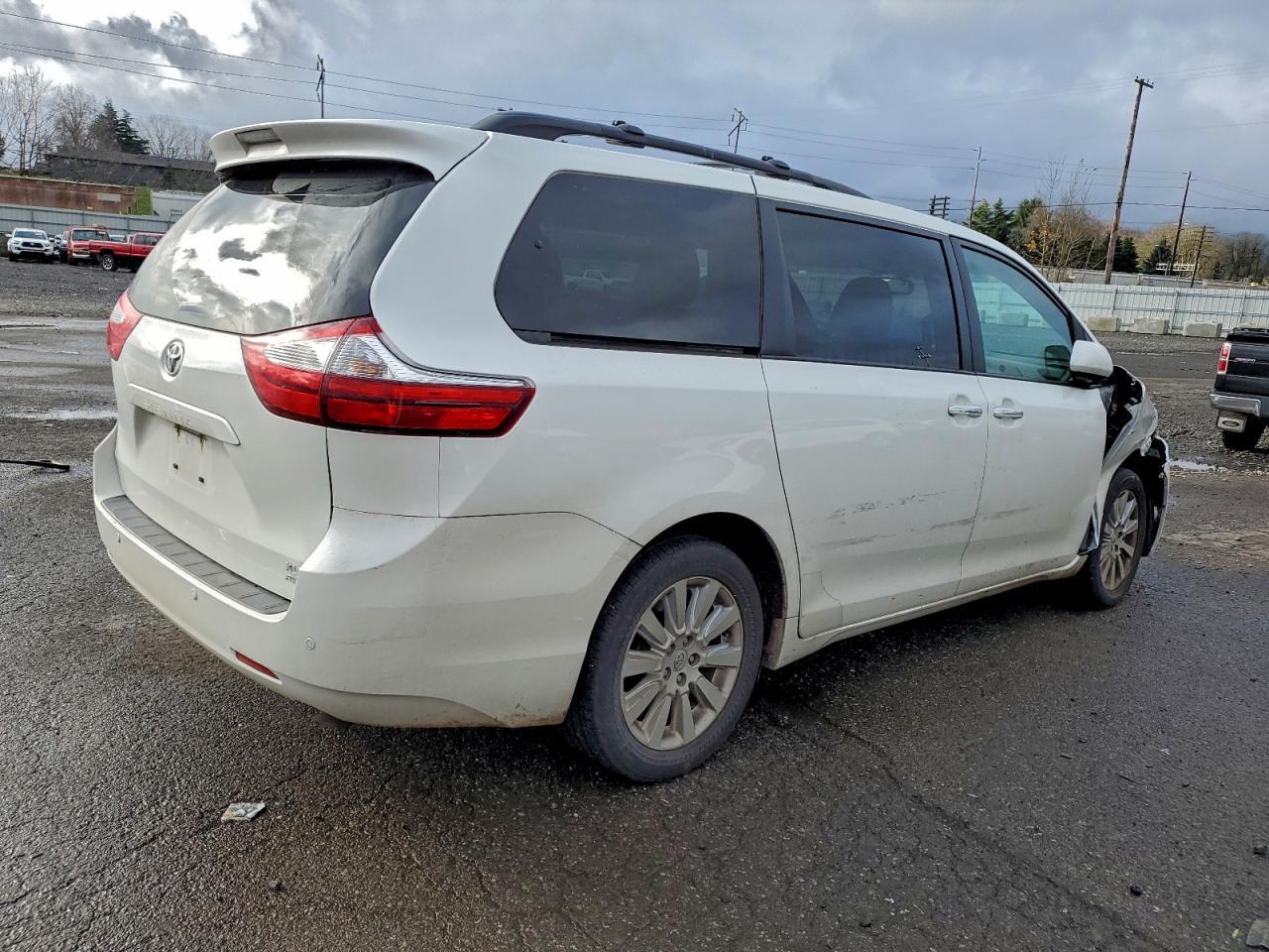 2016 TOYOTA SIENNA