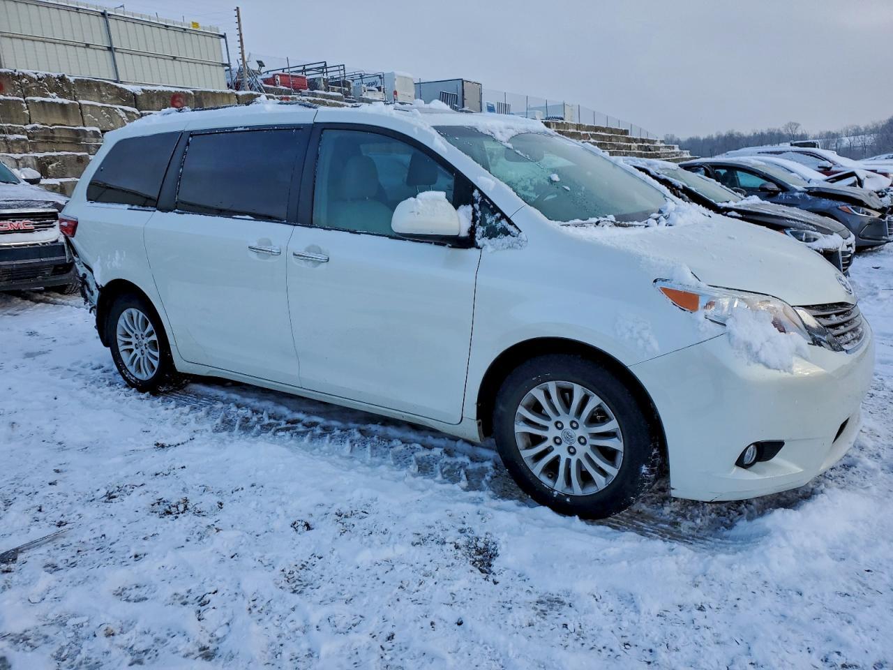 2016 TOYOTA SIENNA