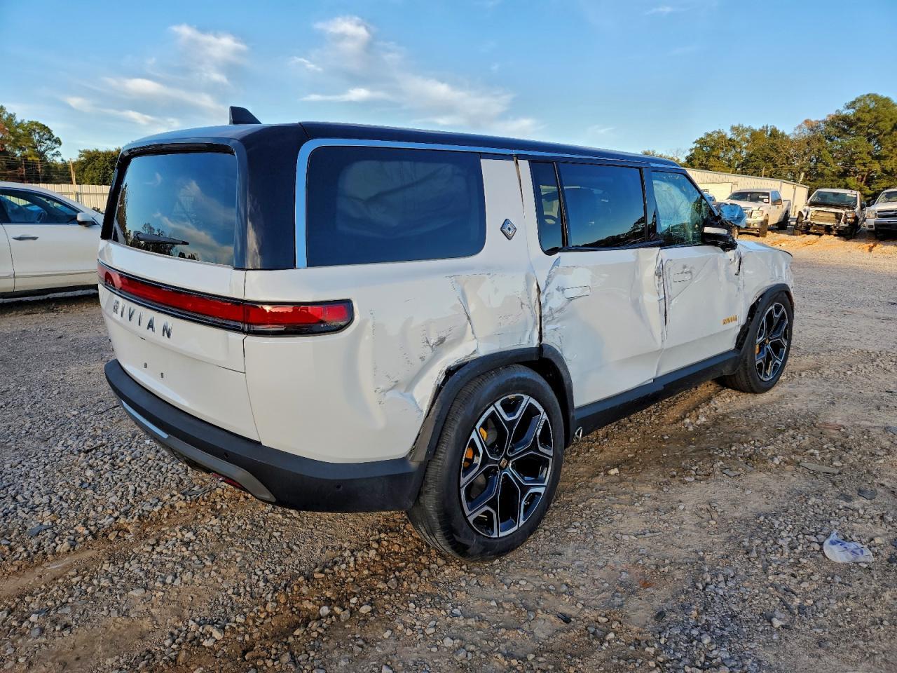 2023 RIVIAN R1s
