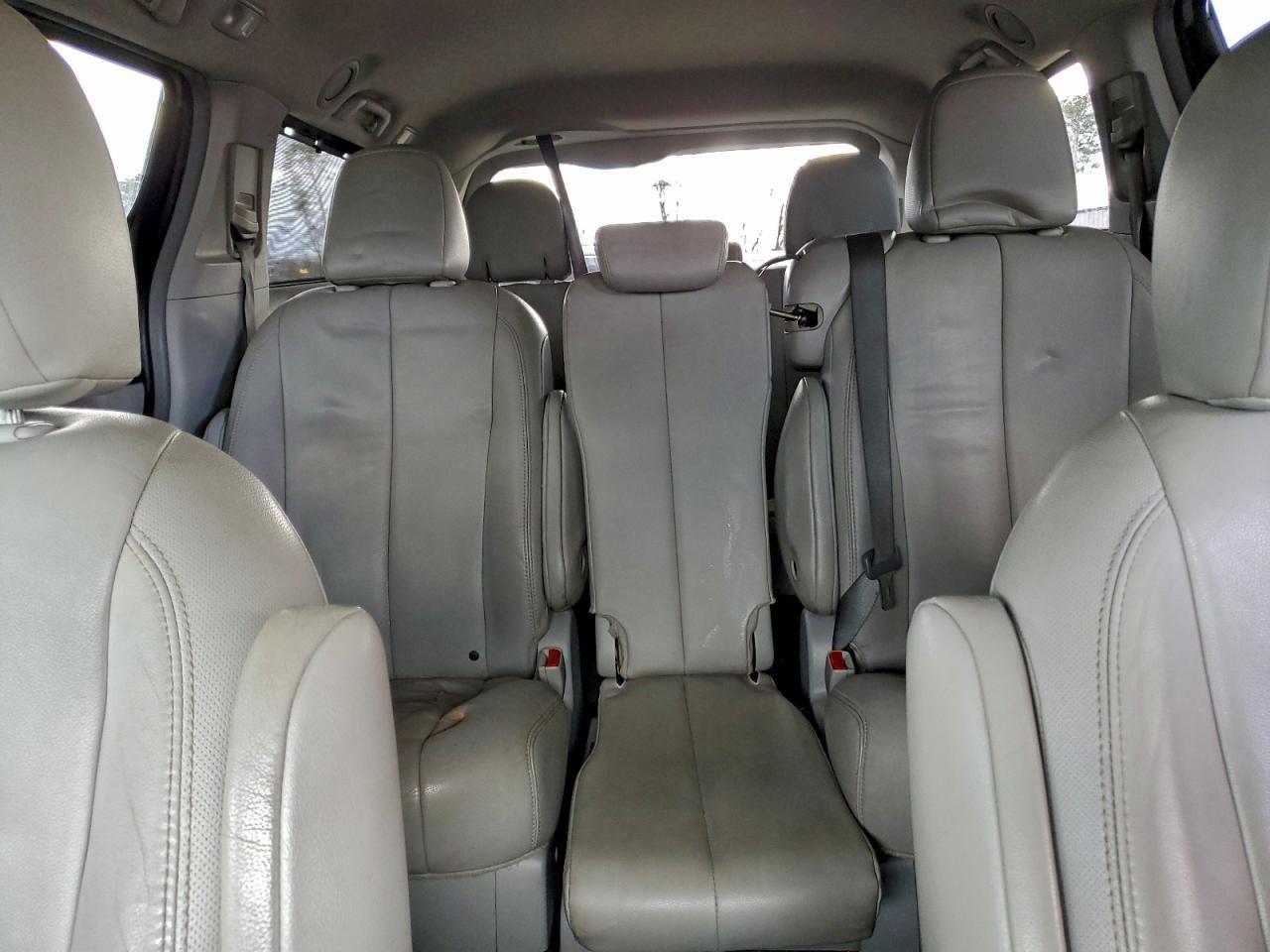 2013 TOYOTA SIENNA