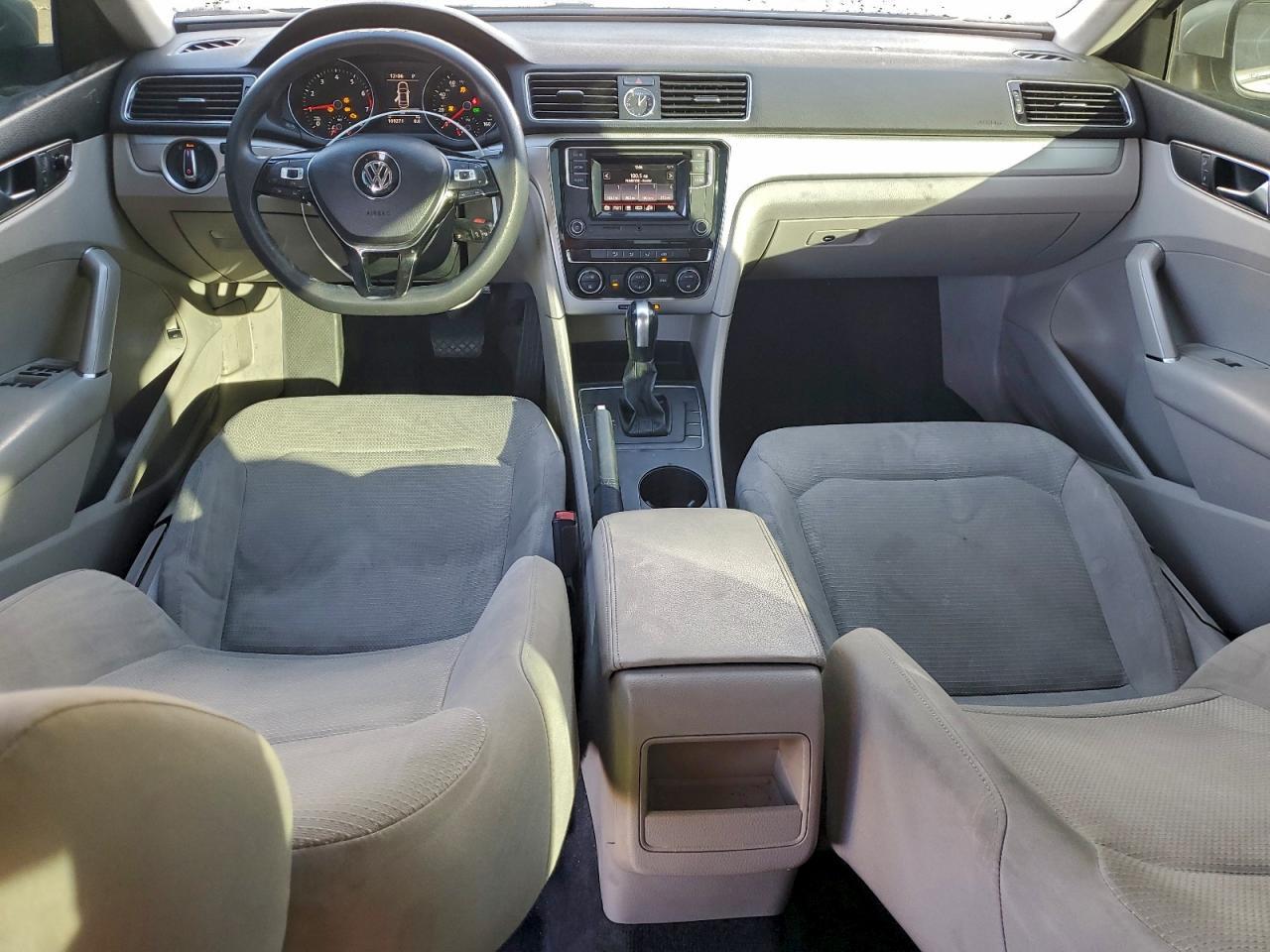 2017 VOLKSWAGEN Passat