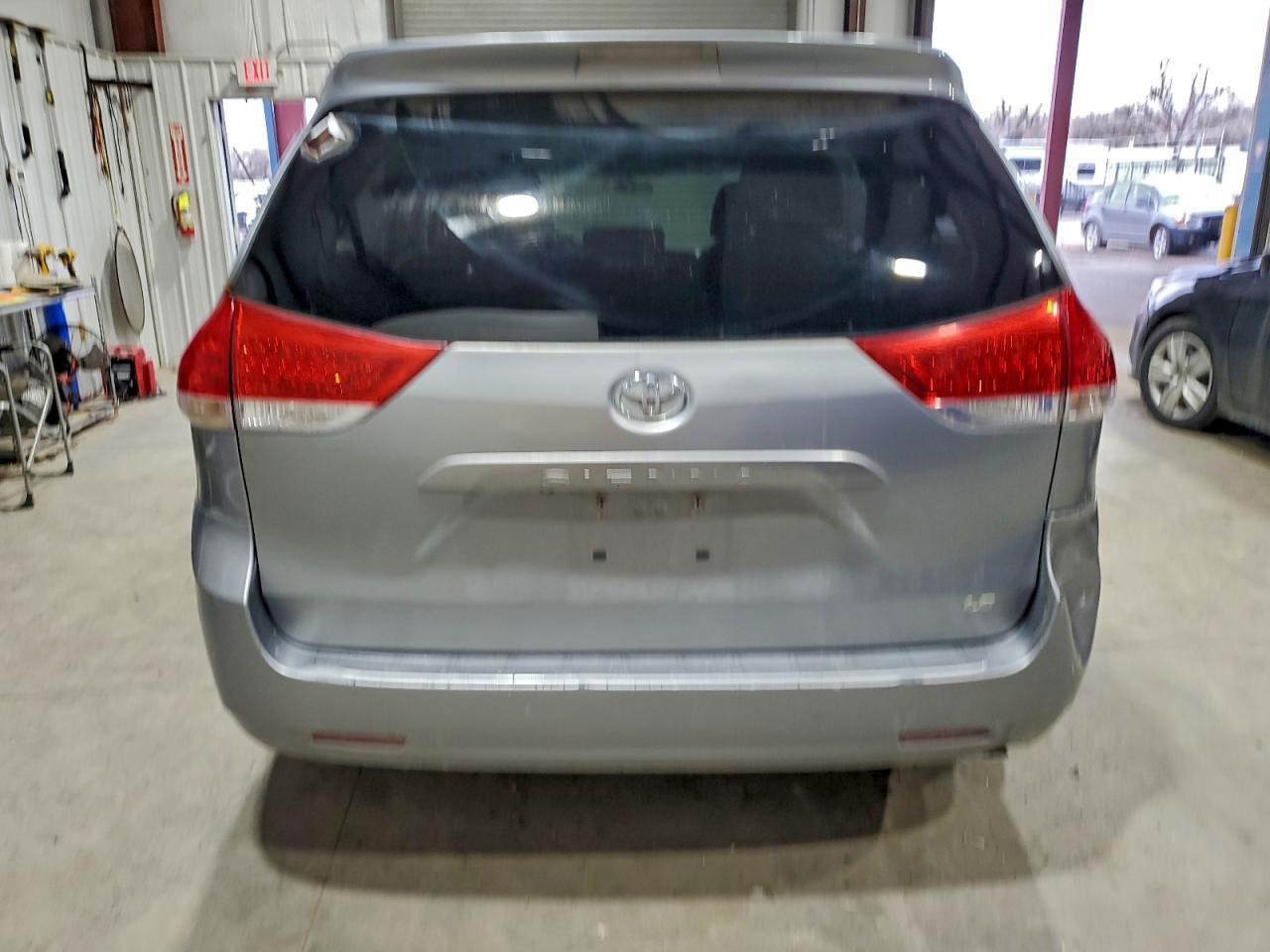 2012 TOYOTA SIENNA