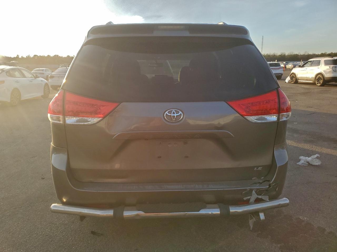 2011 TOYOTA SIENNA