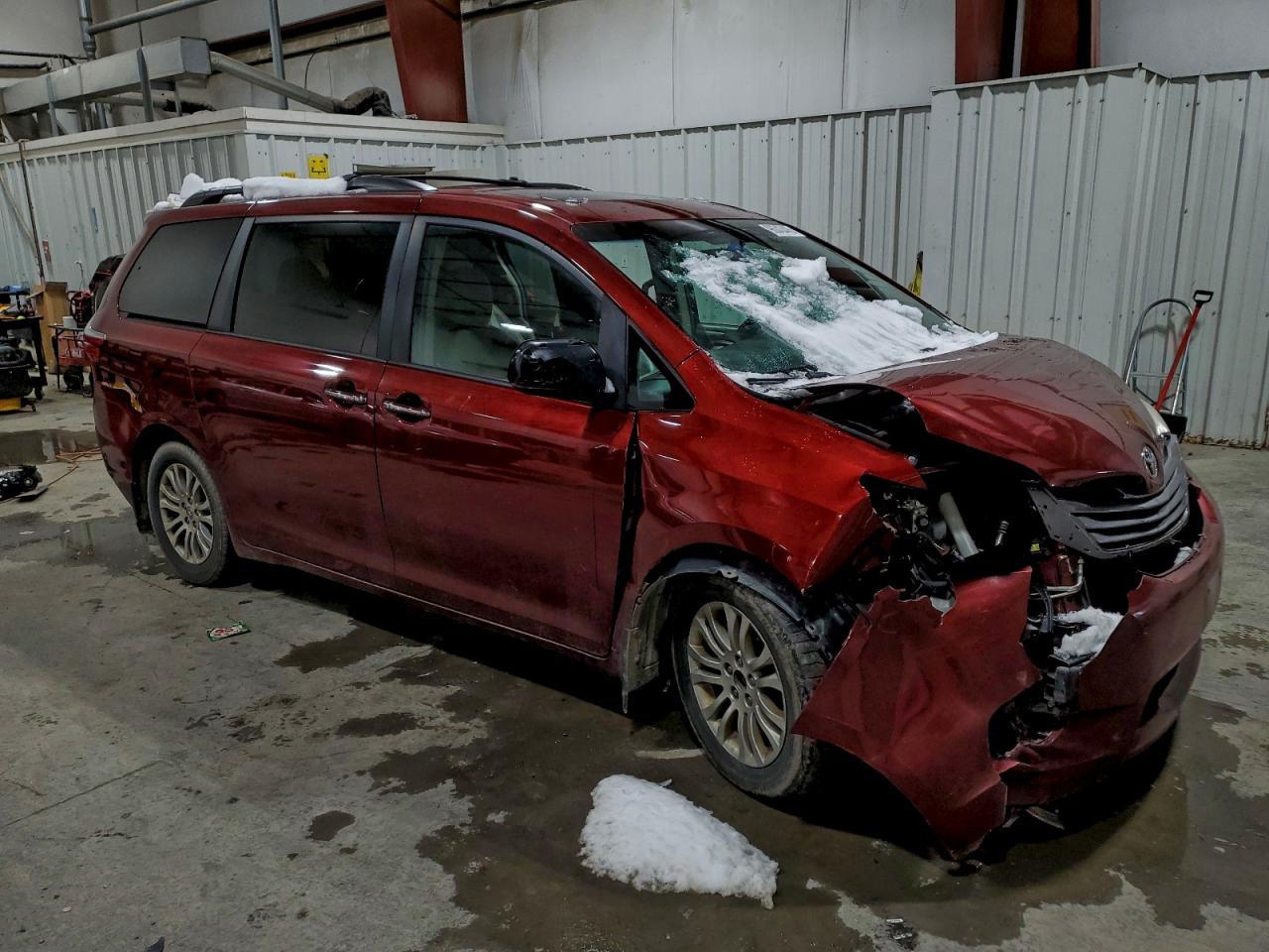 2016 TOYOTA SIENNA