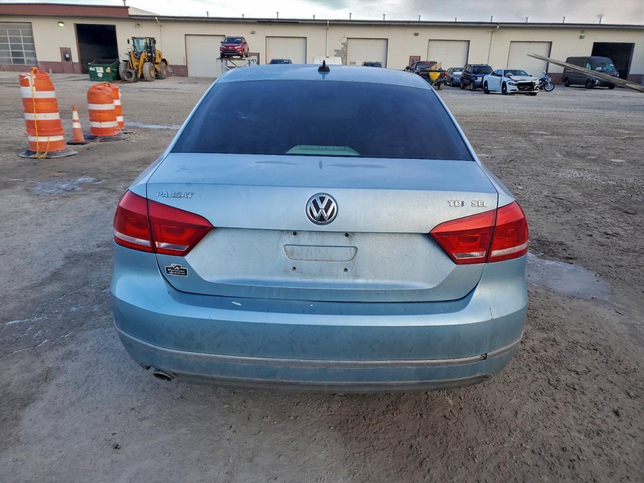 2012 VOLKSWAGEN Passat