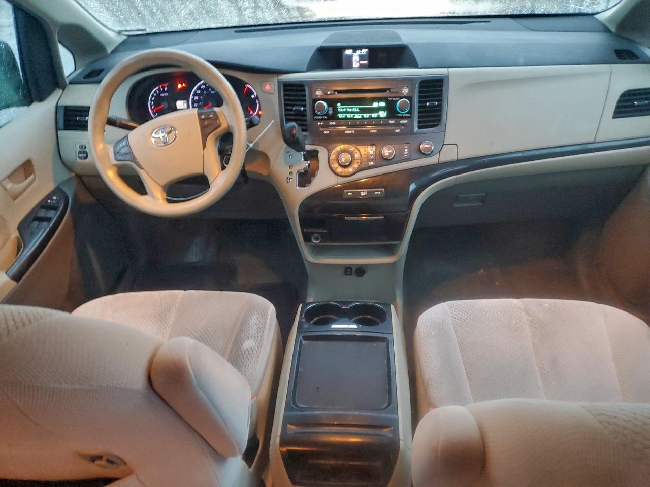 2011 TOYOTA SIENNA