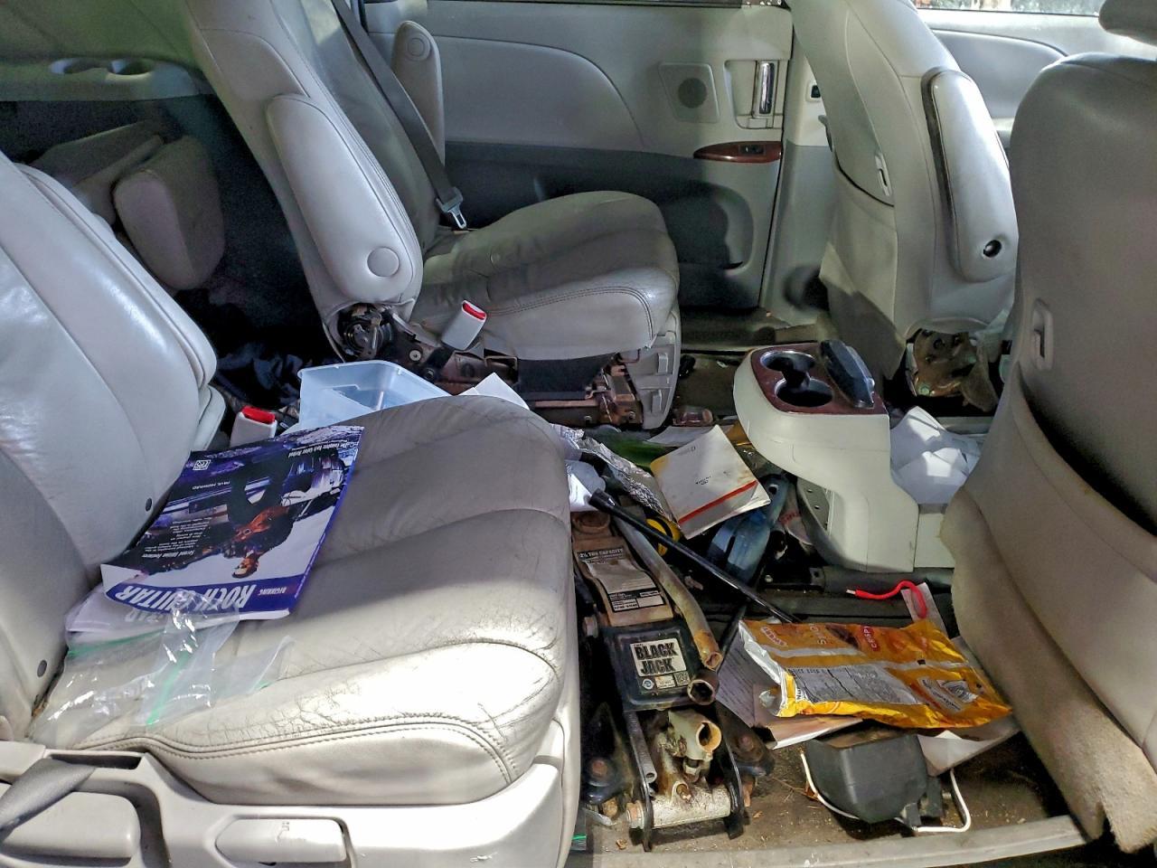 2011 TOYOTA SIENNA