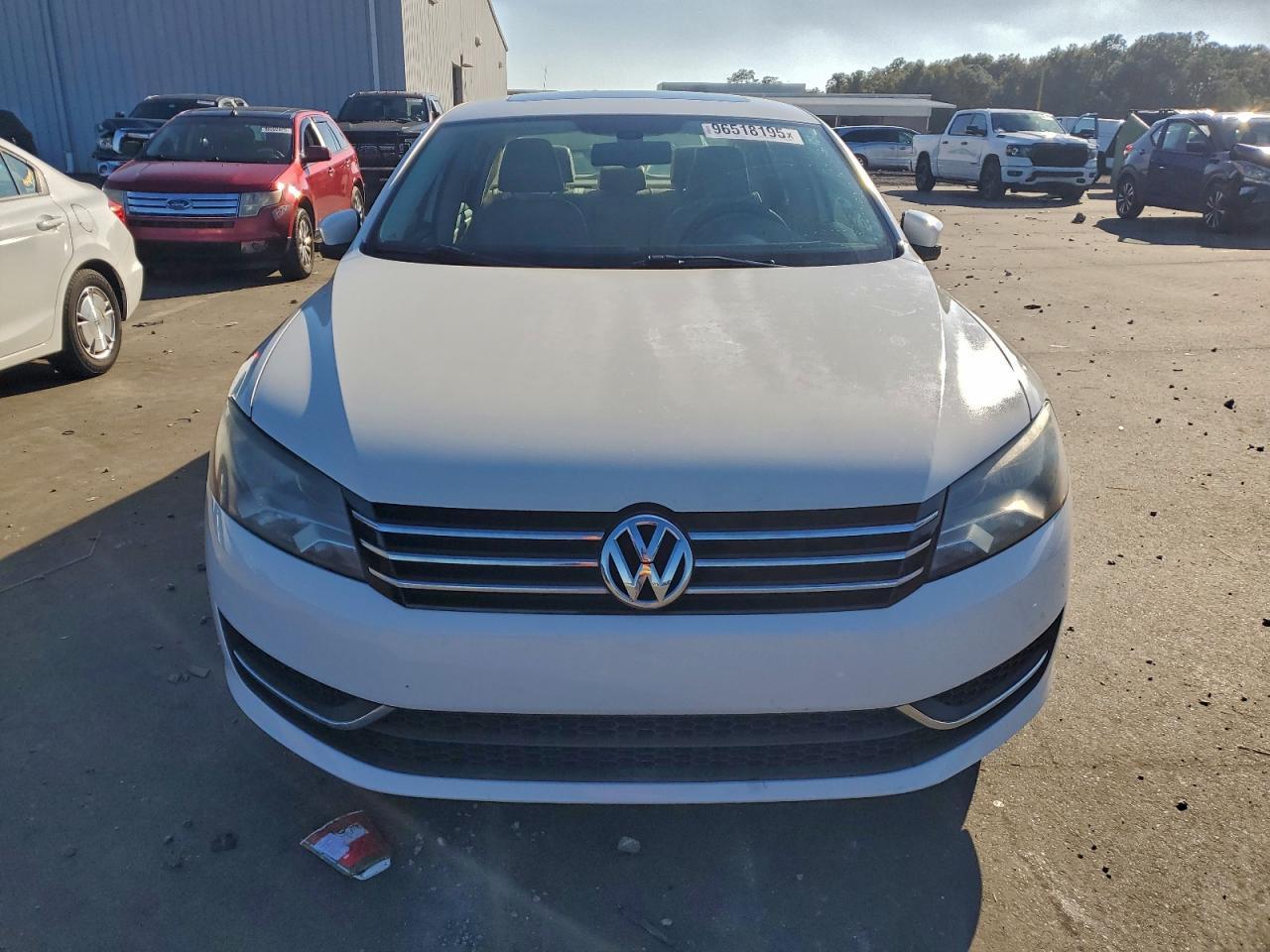 2012 VOLKSWAGEN Passat