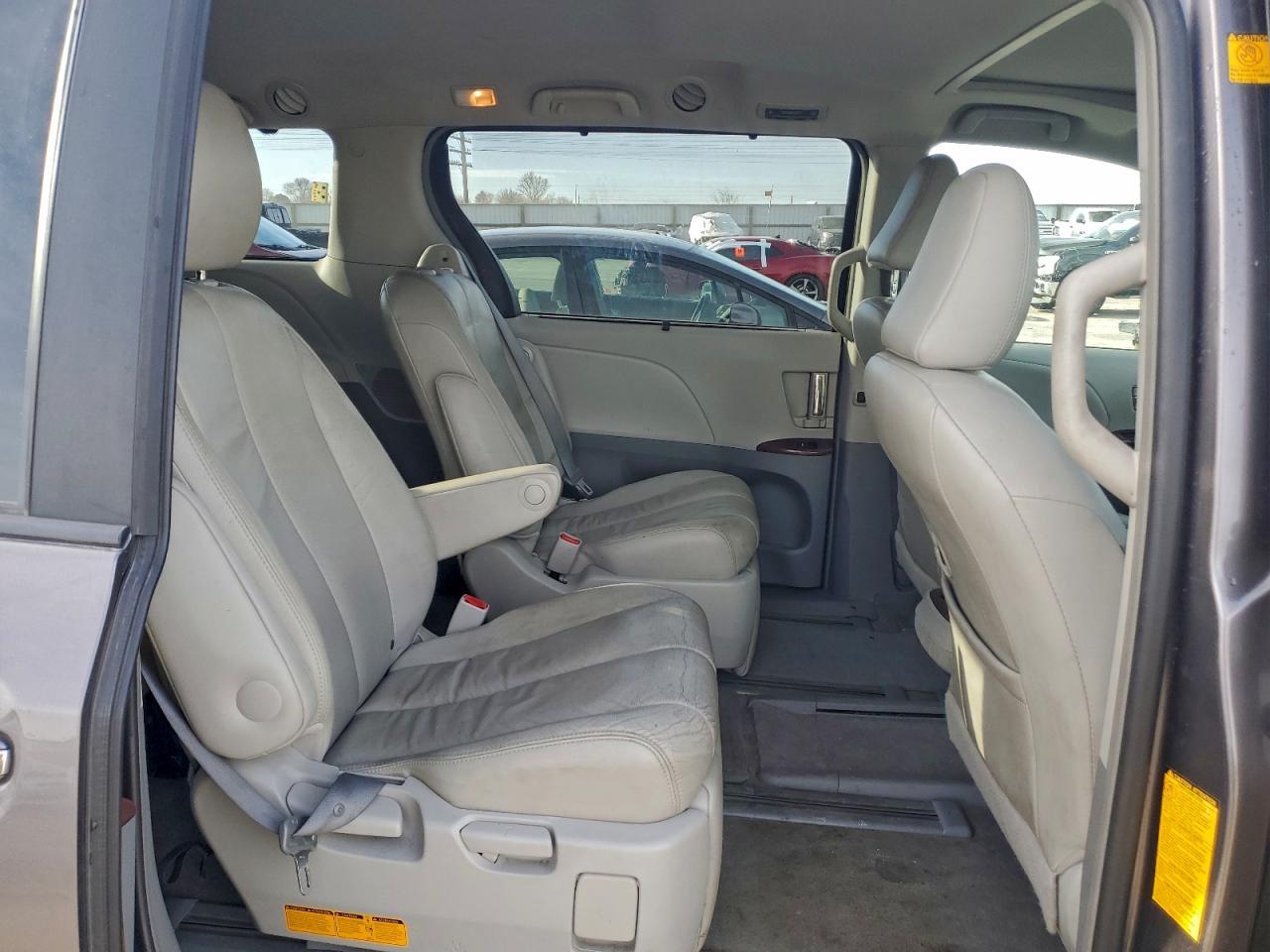 2012 TOYOTA SIENNA