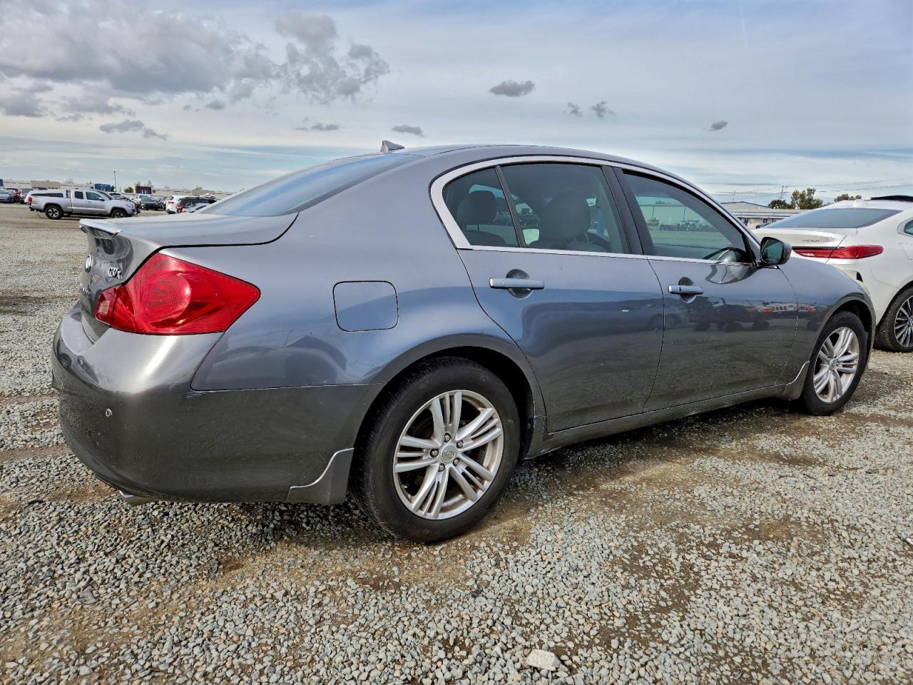 2011 INFINITI G37