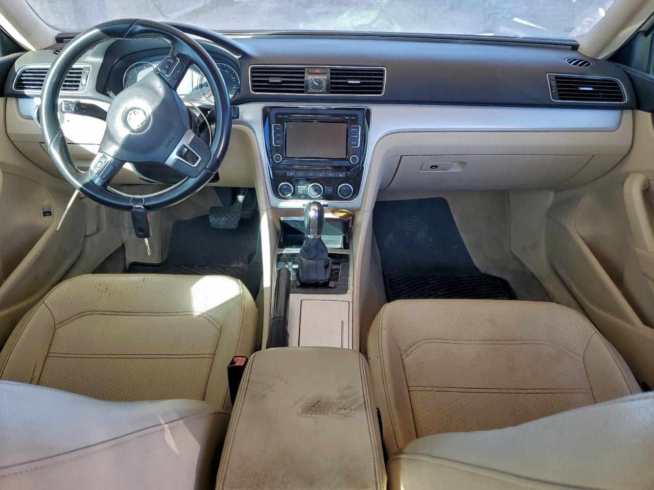 2012 VOLKSWAGEN Passat