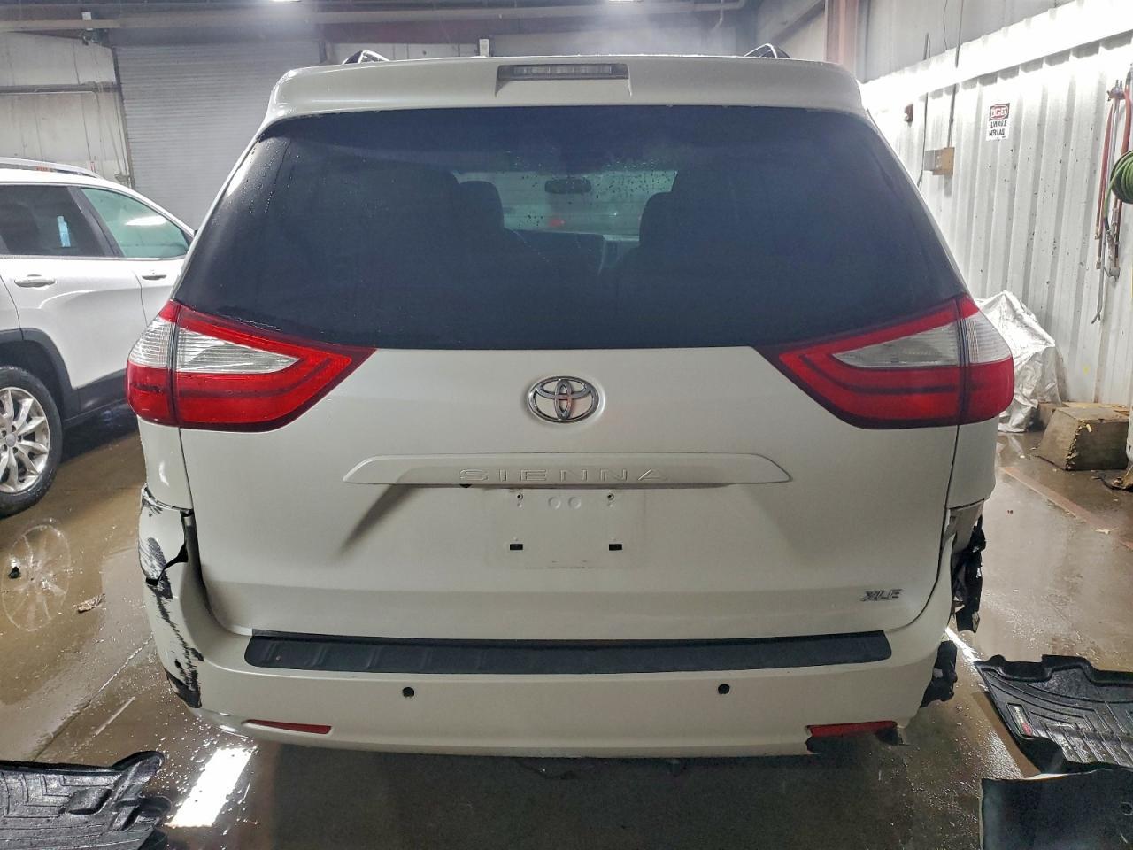 2016 TOYOTA SIENNA