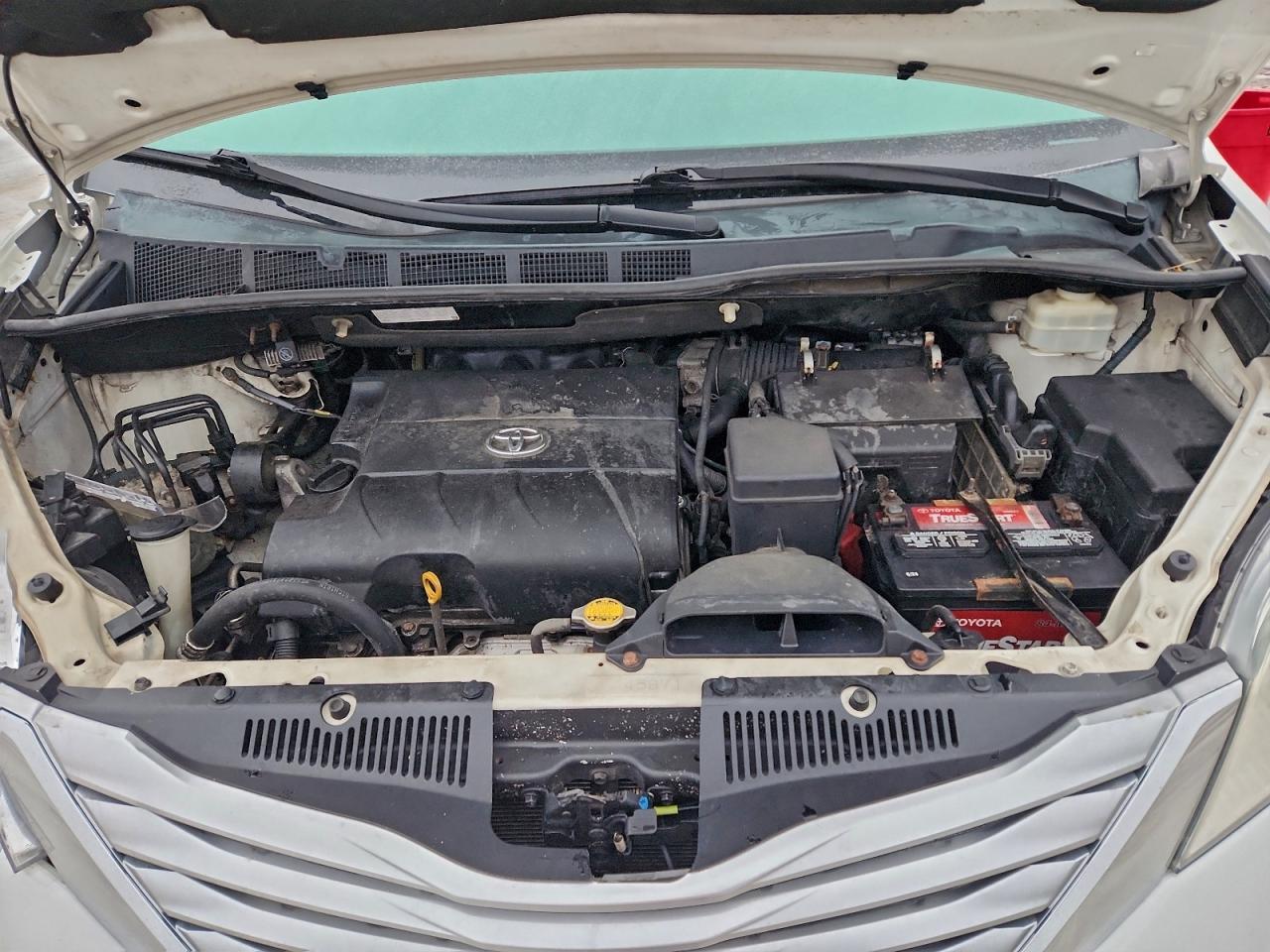 2011 TOYOTA SIENNA