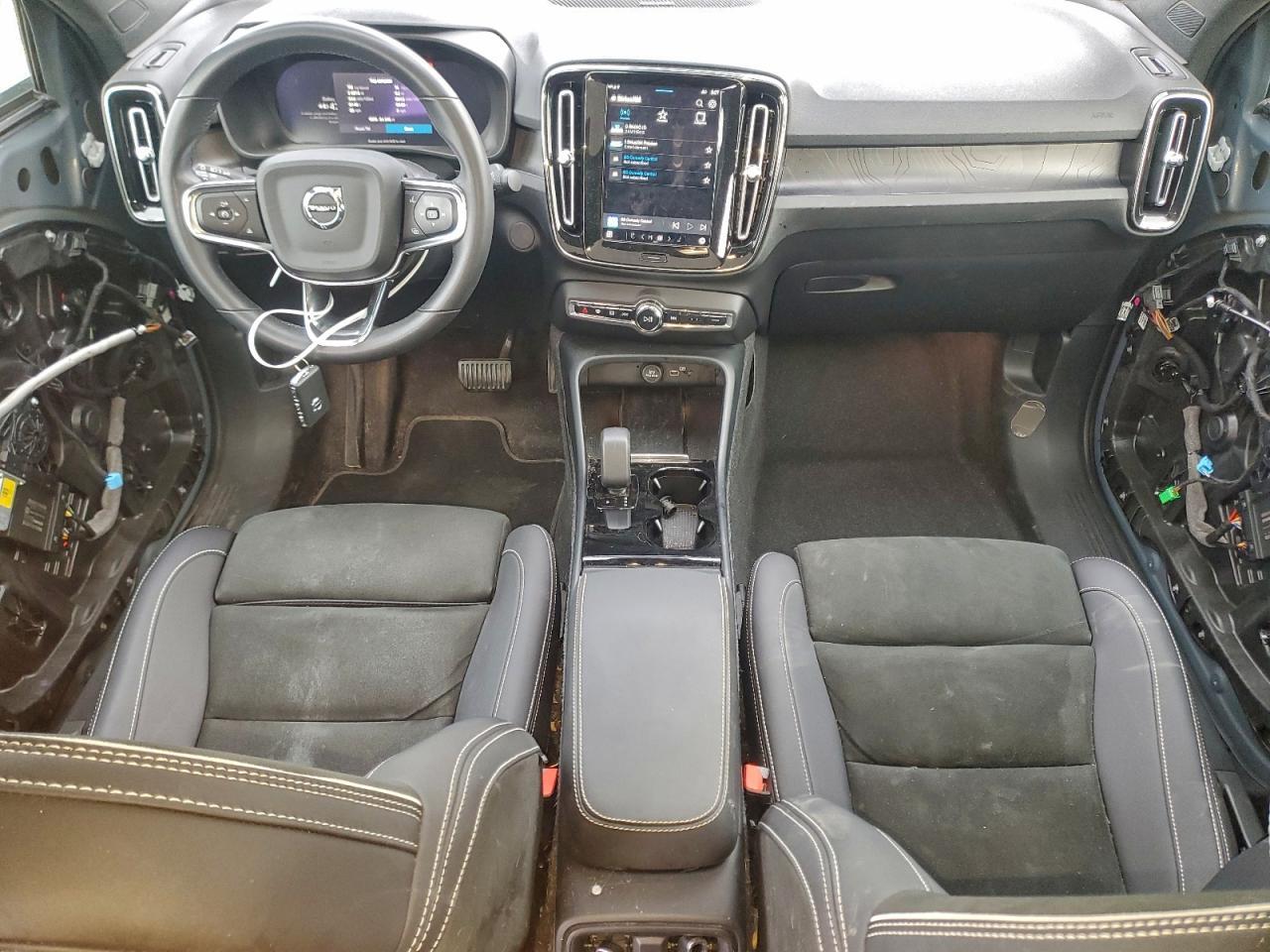 2022 VOLVO C40