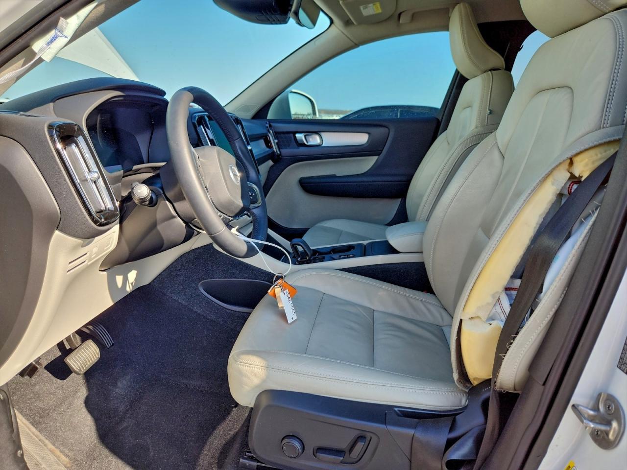2022 VOLVO XC40