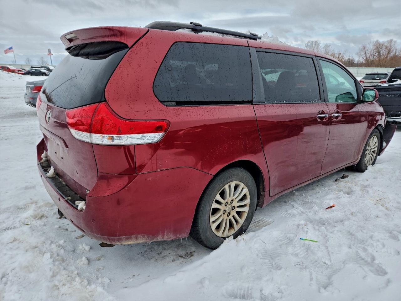 2012 TOYOTA SIENNA