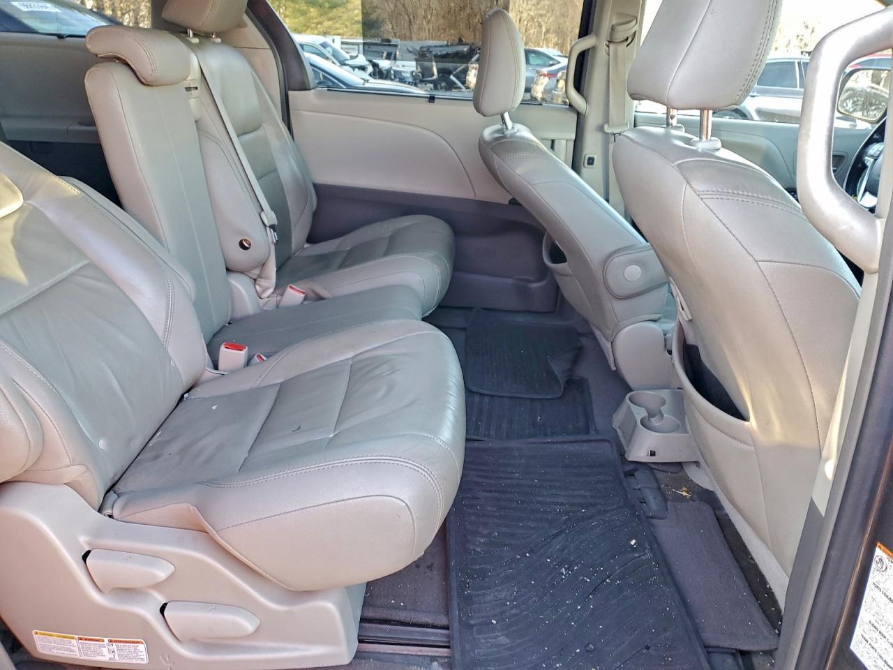 2016 TOYOTA SIENNA