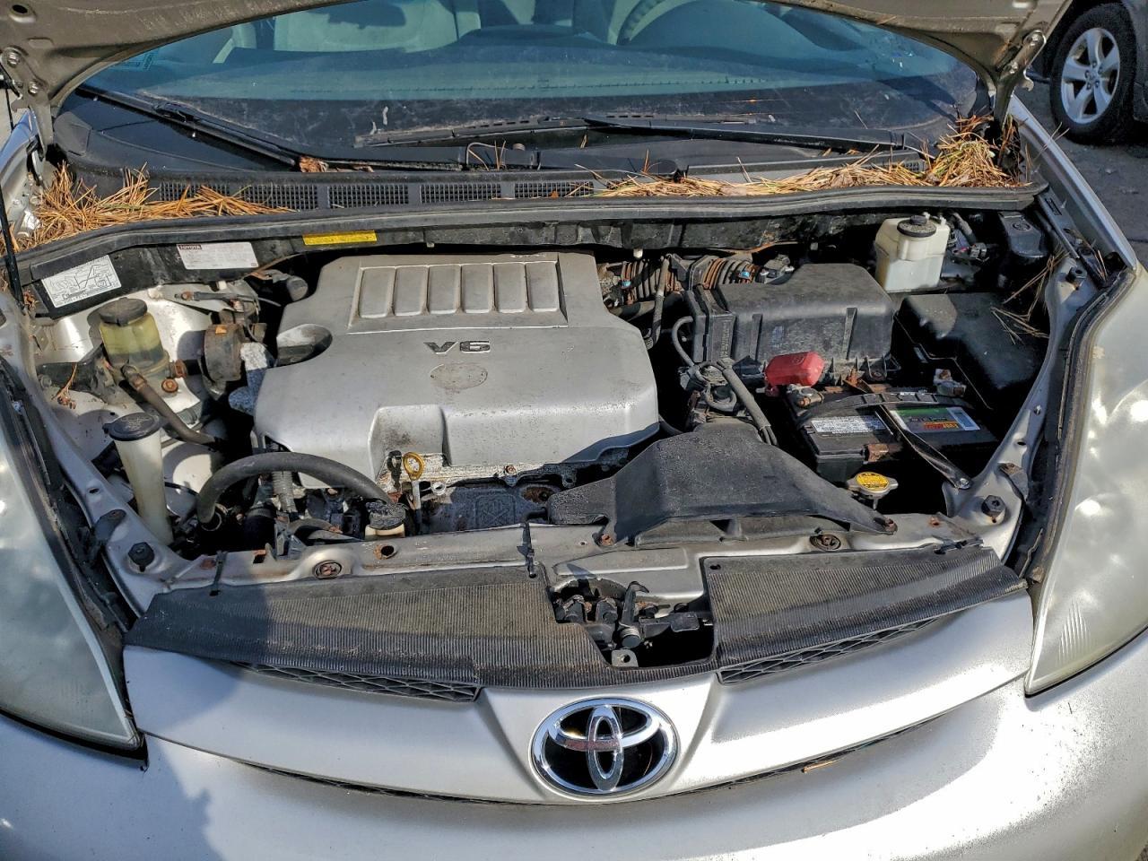 2010 TOYOTA SIENNA