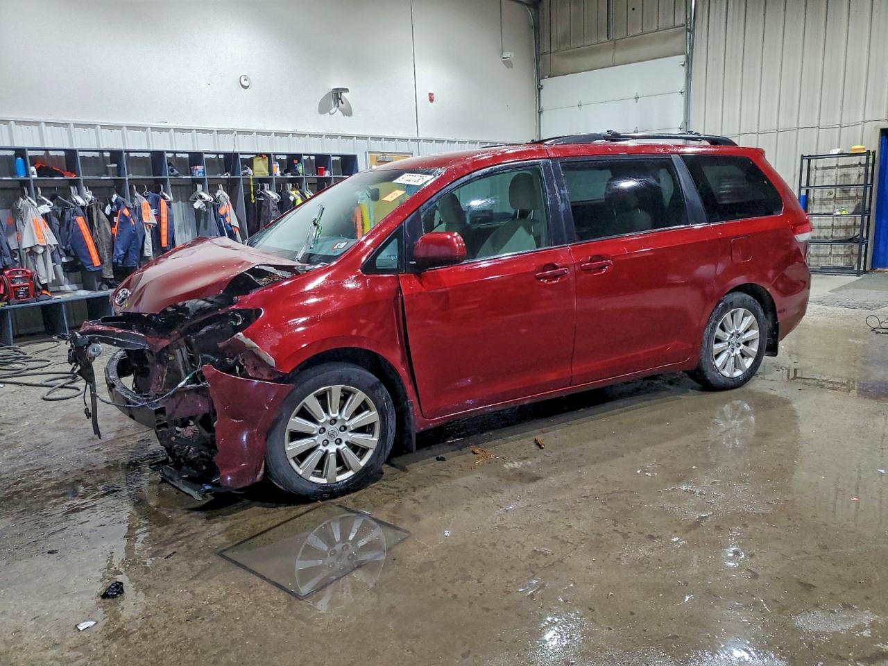 2014 TOYOTA SIENNA