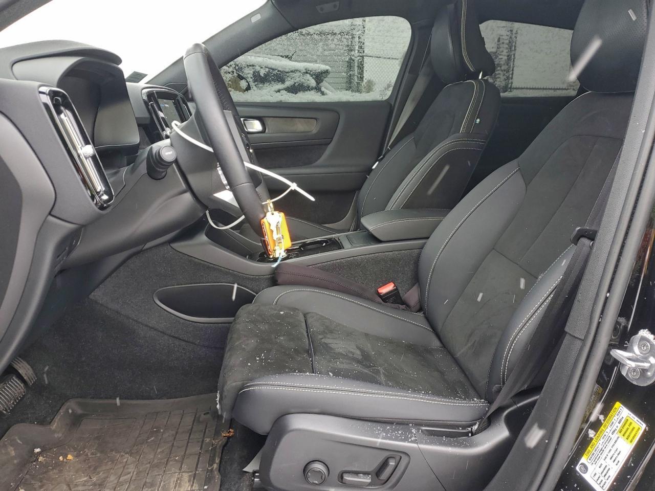 2023 VOLVO C40