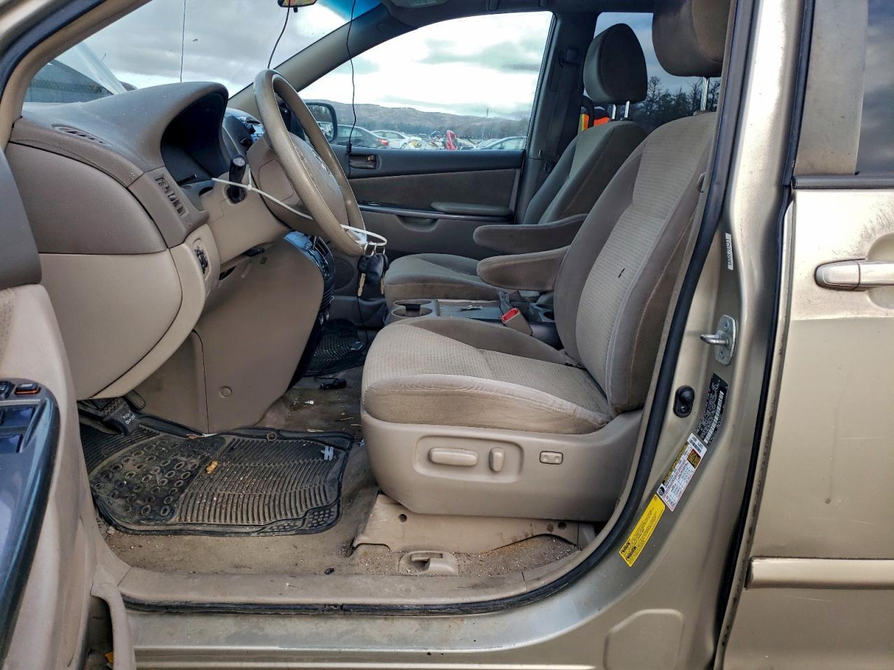 2010 TOYOTA SIENNA