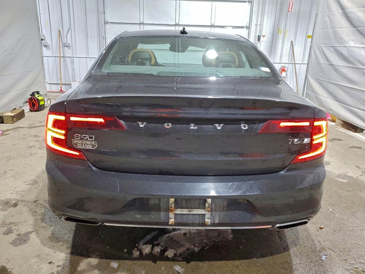2017 VOLVO S90
