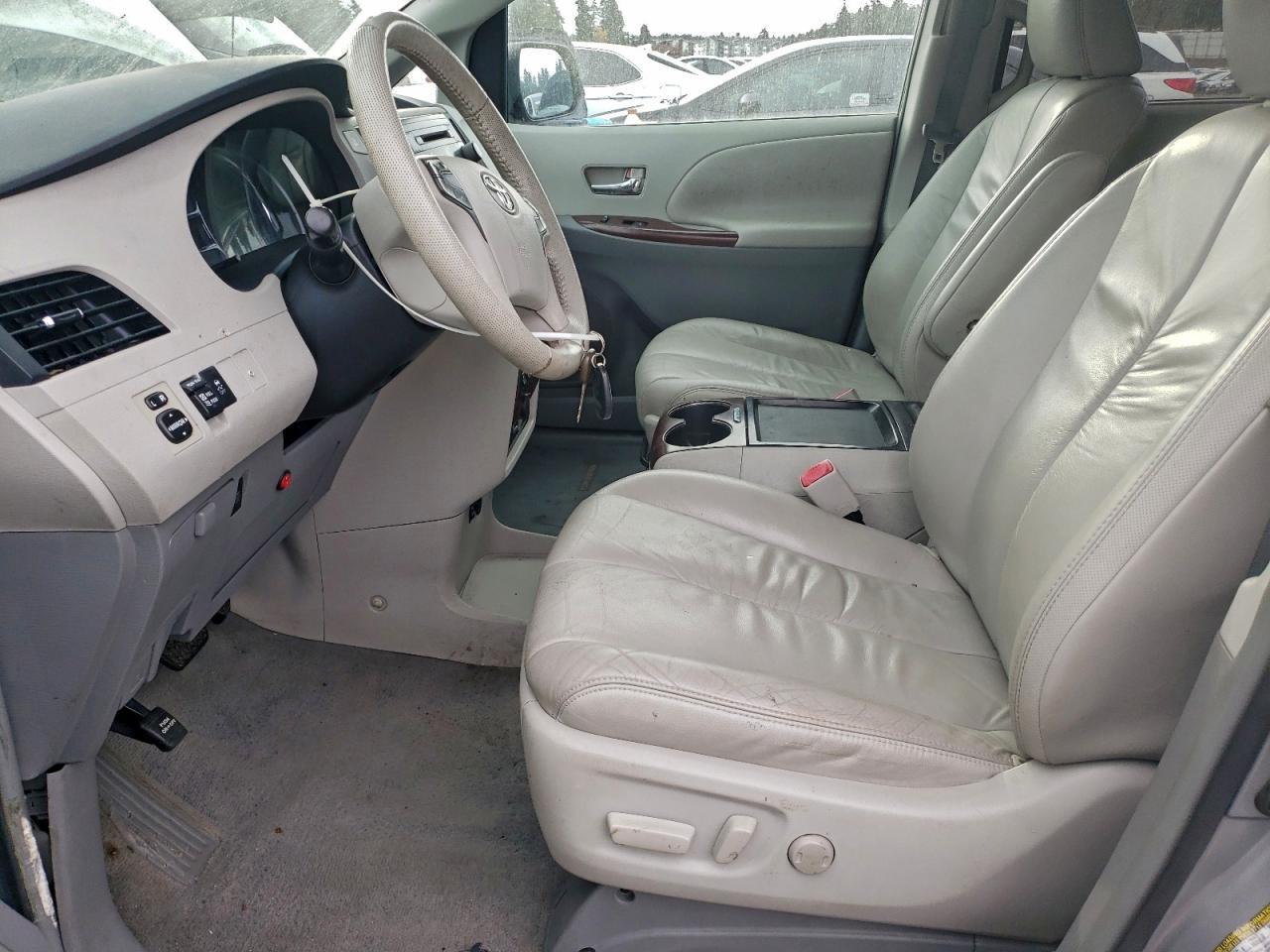 2011 TOYOTA SIENNA