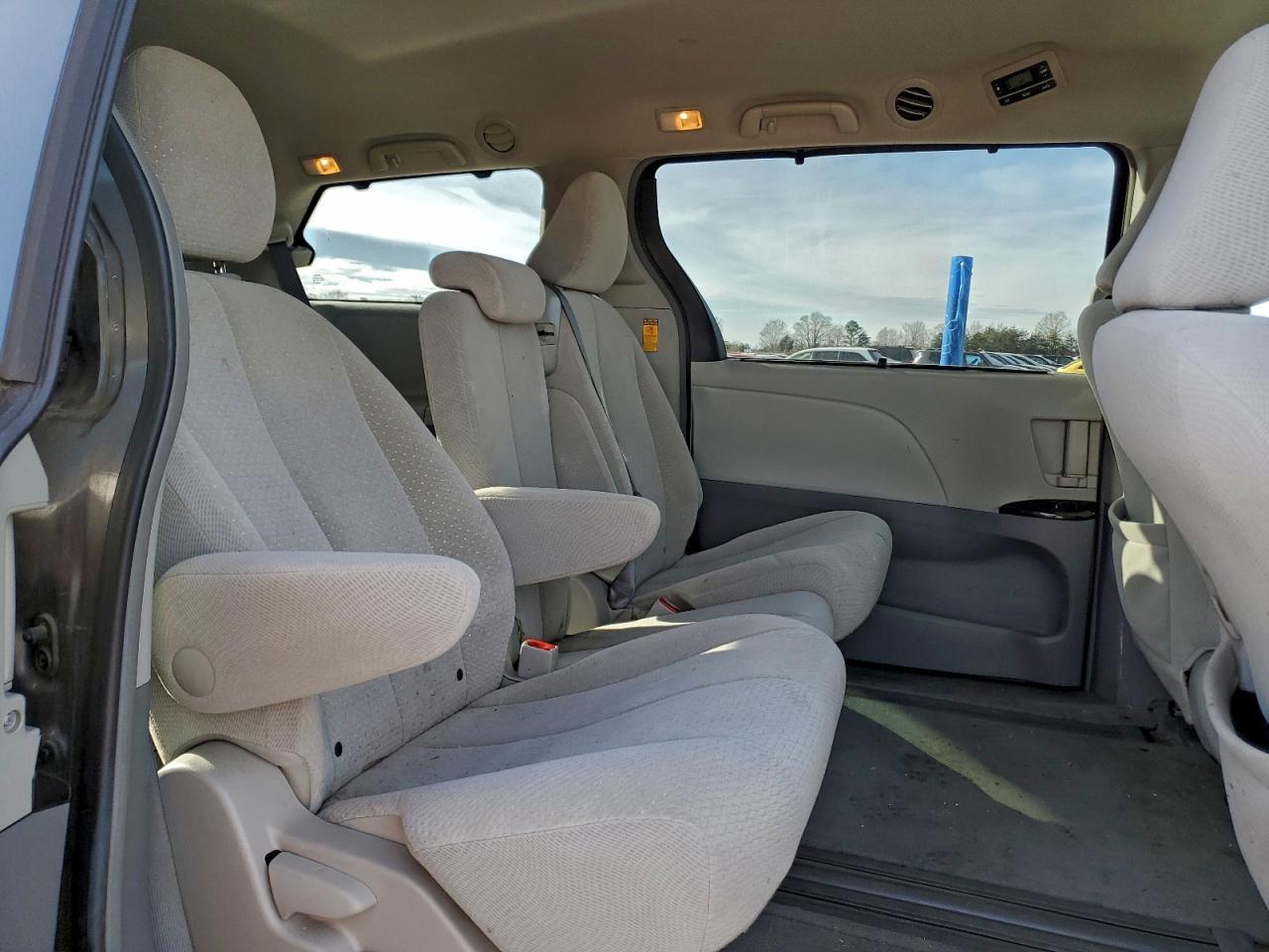 2014 TOYOTA SIENNA