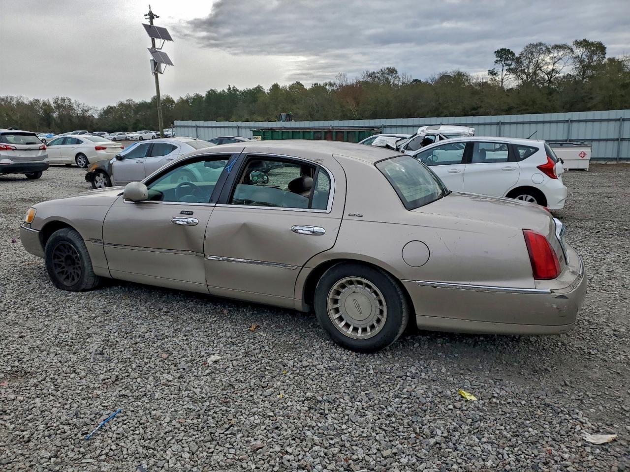 2001 LINCOLN Town Car