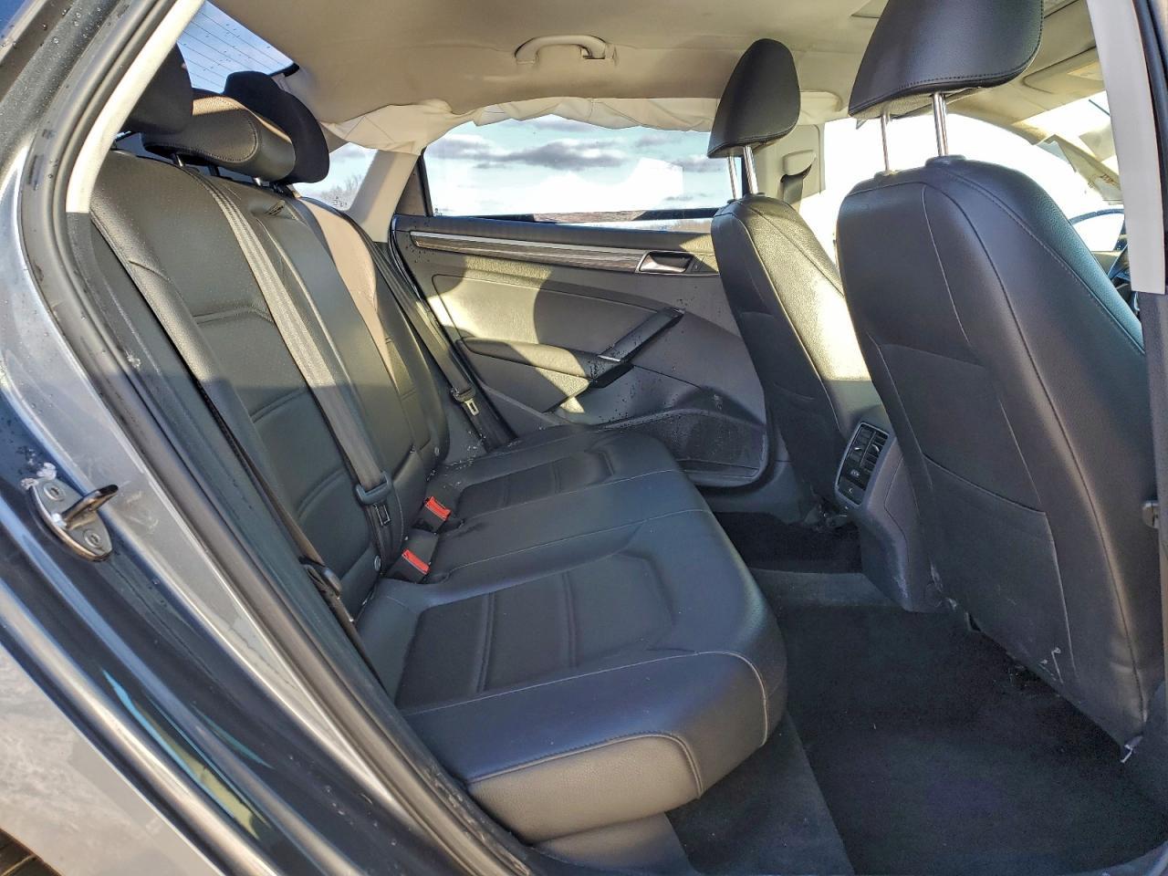 2017 VOLKSWAGEN Passat