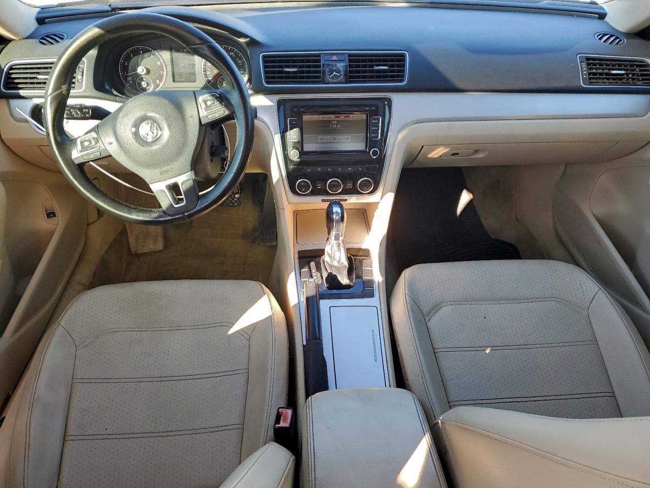 2012 VOLKSWAGEN Passat